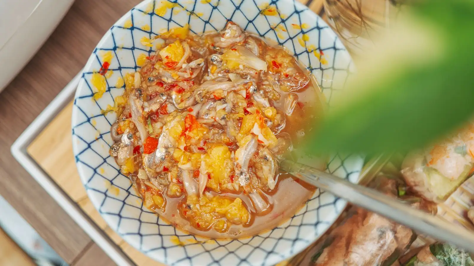 Đừng để bát cá qua đêm trong căn hộ nóng ẩm mùa hè